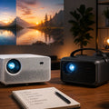 Comparativa de dos proyectores portátiles para cine en casa, streaming y gaming en una sala moderna.