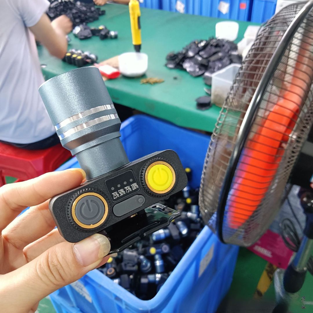Linterna Frontal LED 200W Bossney con Luz Blanca y Amarilla, Zoom Telescópico, Indicador Digital y Batería 2000 mAh Impermeable